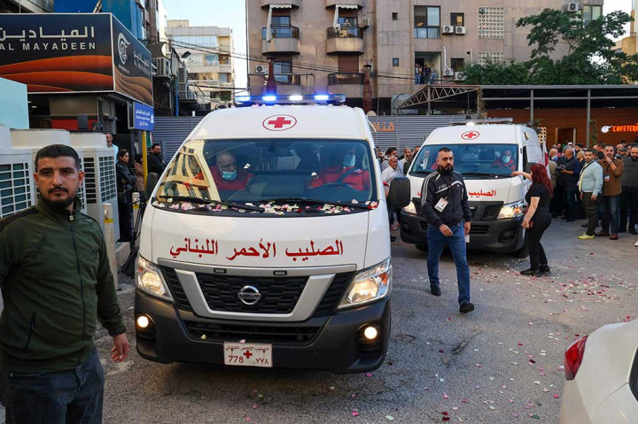 NNA juga melaporkan bahwa Israel juga menyerang sebuah mobil antara Qlaileh dan Shaaytiyeh di Lebanon selatan, menewaskan empat orang.