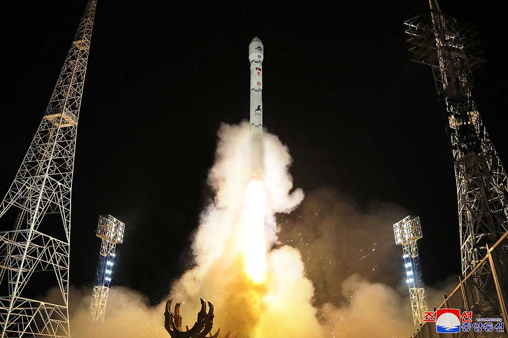 Korea Utara, Rabu, 22 November 2023, mengatakan bahwa mereka telah berhasil menempatkan satelit mata-mata militer di orbit setelah dua kegagalan sebelumnya. AS dan sekutunya mengutuk peluncuran tersebut sebagai pelanggaran terang-terangan terhadap sanksi PBB.