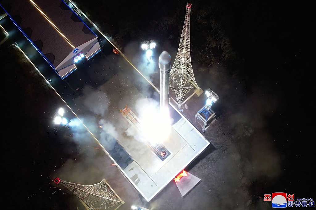 KCNA mengatakan bahwa peluncuran satelit pengintaian adalah hak sah DPRK untuk memperkuat kemampuan pertahanan diri ketika negara tersebut menghadapi ancaman dari Korea Selatan dan Amerika Serikat.