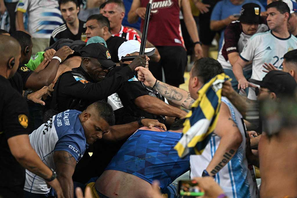 Pertandingan kedua kesebelasan sempat ditunda beberapa saat setelah terjadi perkelahian antara suporter Brasil dan Argentina. Laga tertunda selama 28 menit.