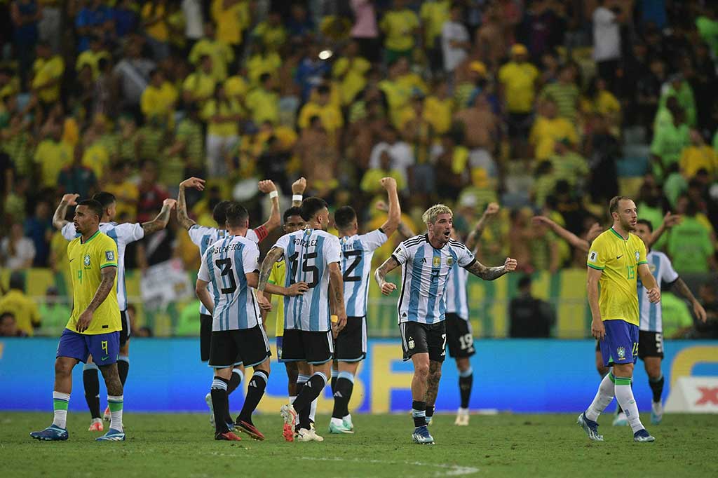Berkat kemenangan ini Argentina kembali memuncaki klasemen sementara Kualifikasi Piala Dunia 2026 zona Conmebol dengan 15 poin dari enam pertandingan. Sementara itu, Brasil yang mencatatkan tiga kekalahan beruntun berada di urutan enam dengan tujuh poin.