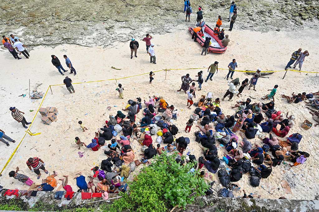 Sebanyak 219 imigran Rohingya kembali mendarat di pesisir Aceh. Kali ini mereka berhenti di kawasan pantai Ujong Kareung, Kecamatan Sukajaya, Kota Sabang.