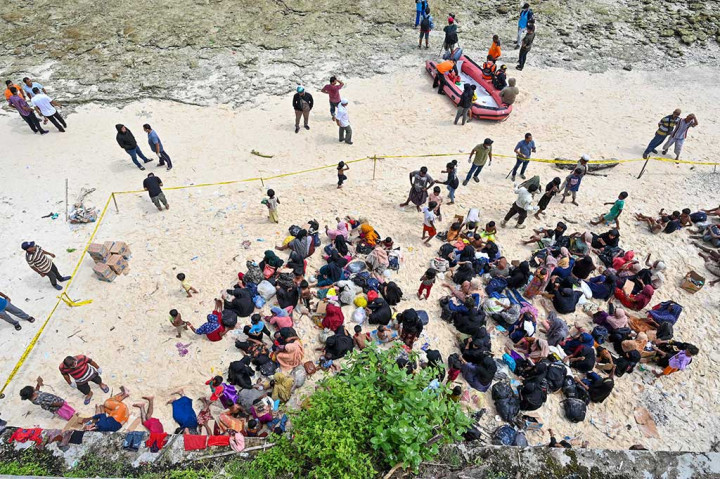 Sebanyak 219 imigran Rohingya kembali mendarat di pesisir Aceh. Kali ini mereka berhenti di kawasan pantai Ujong Kareung, Kecamatan Sukajaya, Kota Sabang.