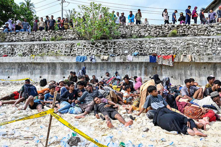 Para imigran Rohingya tersebut mendarat di pantai Ujong Kareung pada Selasa, 21 November malam sekitar pukul 23.00 WIB. Mereka berenang dari kapal menuju pantai.