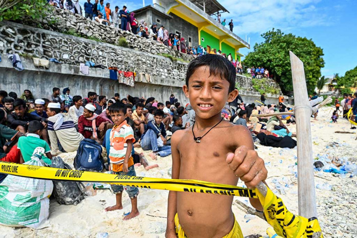 Saat ini, kata Syahrial, para pengungsi itu masih berada di bibir pantai, tidak dipindahkan dulu karena memang belum ada keputusan apakah mereka diterima atau tidak.
