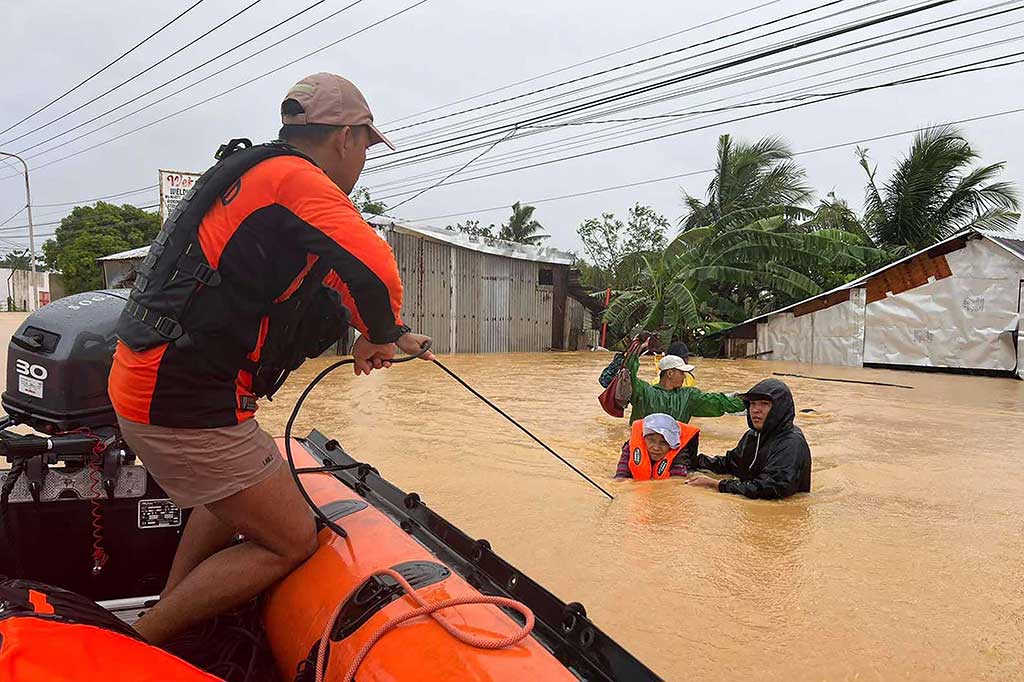Setidaknya satu orang tewas dan puluhan ribu lainnya terpaksa meninggalkan rumah mereka setelah hujan lebat memicu banjir di seluruh Filipina tengah.