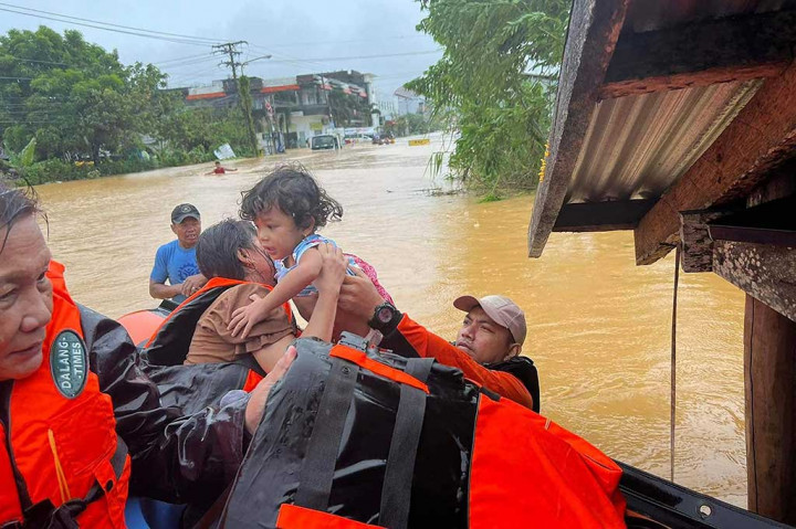Tim penyelamat menggunakan perahu karet dan tali untuk menjangkau orang-orang yang terisolasi di rumah mereka di Samar Utara, salah satu provinsi yang terkena dampak paling parah, di mana desa-desa dan kota-kota terendam banjir setelah hujan selama seminggu.