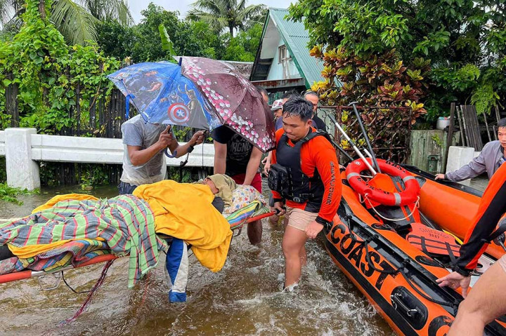 Ibu Kota Provinsi Catarman menerima curah hujan lebih dari sebulan dalam 24 jam hingga Selasa, 21 November 2023 pagi, dengan air berlumpur mengubah jalan menjadi sungai dan membanjiri pusat perbelanjaan, rumah, dan bangunan komersial.
