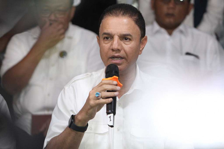 Kapten Tim Nasional Pemenangan Anies Baswedan-Muhaimin Iskandar (Timnas AMIN) Muhammad Syaugi Alaydrus (tengah) didampingi Co-Kapten Tim Nasional (Timnas) Pemenangan Anies-Muhaimin AMIN Sudirman Said (kiri) dan Koordinator Gerakan Rakyat untuk Perubahan Sahrin Hamid berbicara dalam konferensi pers di Sekretariat Rumah Perubahan, Jakarta, Rabu, 22 November 2023.