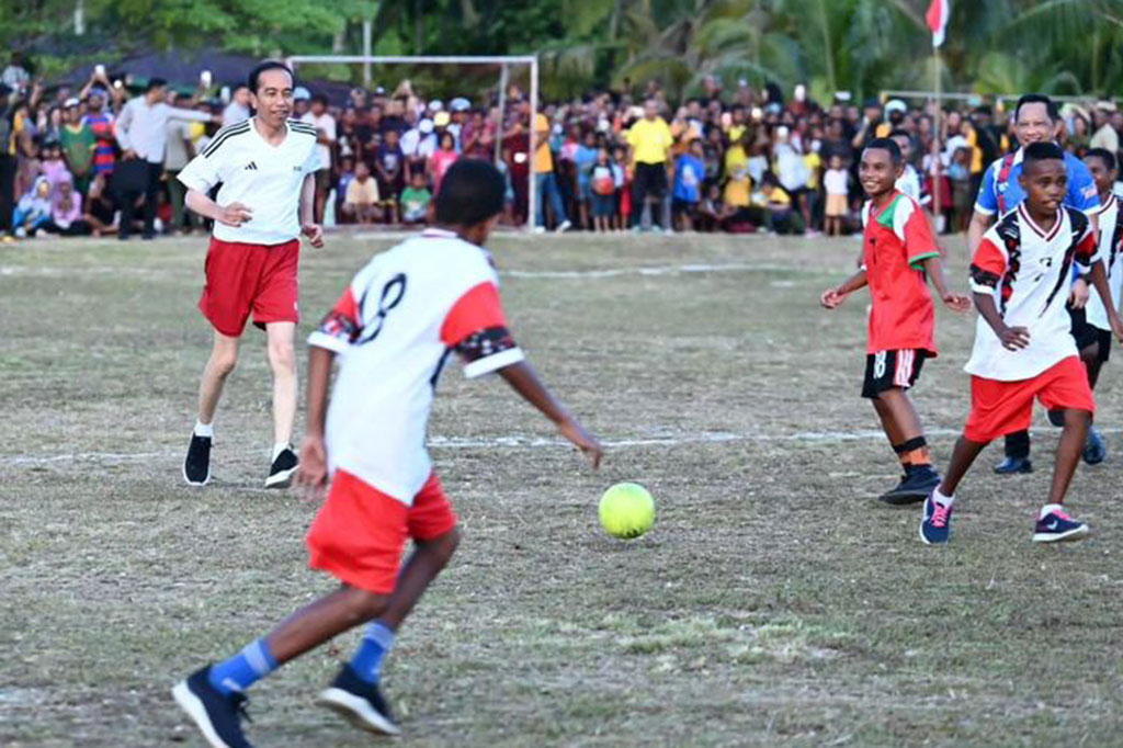 Suasana sore di Lapangan Sepak Bola Sorido, Kabupaten Biak Numfor, Provinsi Papua, pada Rabu, 22 November 2023, tampak lebih ramai dari biasanya. Masyarakat terlihat berkumpul untuk menyaksikan permainan sepak bola antarpelajar yang juga diikuti oleh Presiden Joko Widodo bersama beberapa menteri.