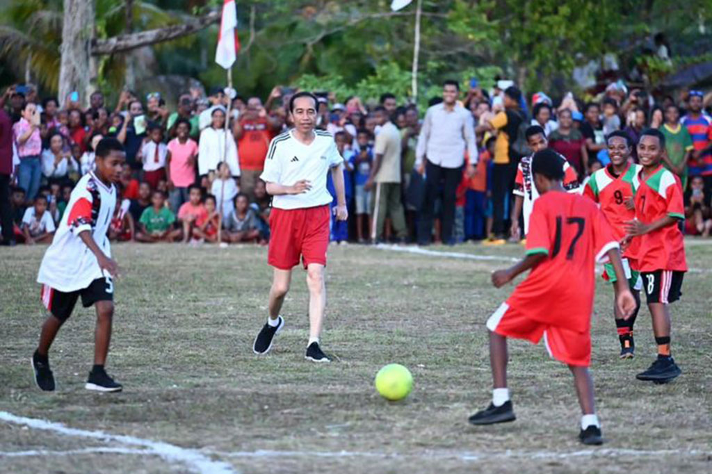 Jokowi yang mengenakan kaus berwarna putih dengan nomor punggung 23 tampak antusias bermain sepak bola bersama para pelajar. Semangat yang sama juga ditunjukkan para pelajar yang berasal dari sejumlah sekolah di Kabupaten Biak Numfor saat berusaha menggiring bola dan mencetak gol.