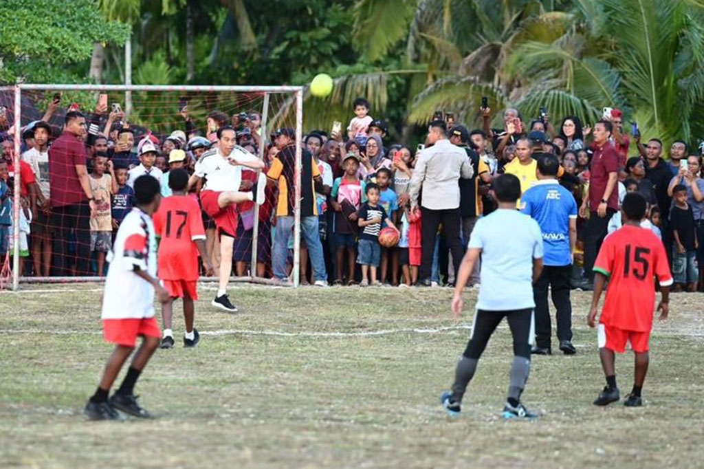 Tidak hanya itu, sejumlah menteri turut serta dalam permainan tersebut, di antaranya Menteri Investasi/Kepala BKPM Bahlil Lahadalia dan Menteri Dalam Negeri Tito Karnavian yang berada dalam satu tim dengan Presiden Jokowi.