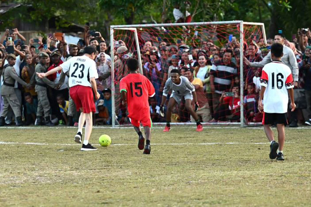 Tidak berlangsung lama sejak permainan dimulai, gol pertama berhasil dicetak oleh Presiden Jokowi. Melihat hal tersebut, sontak masyarakat dengan penuh semangat memberikan dukungan kepada Presiden Jokowi.