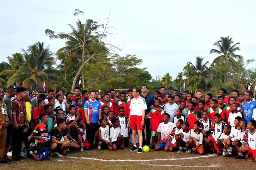 Dalam keterangannya usai permainan, Kepala Negara menuturkan bahwa tujuannya mengajak para pelajar bermain sepak bola bersama adalah sebagai bentuk motivasi kepada bibit muda sepak bola di Biak Numfor. 