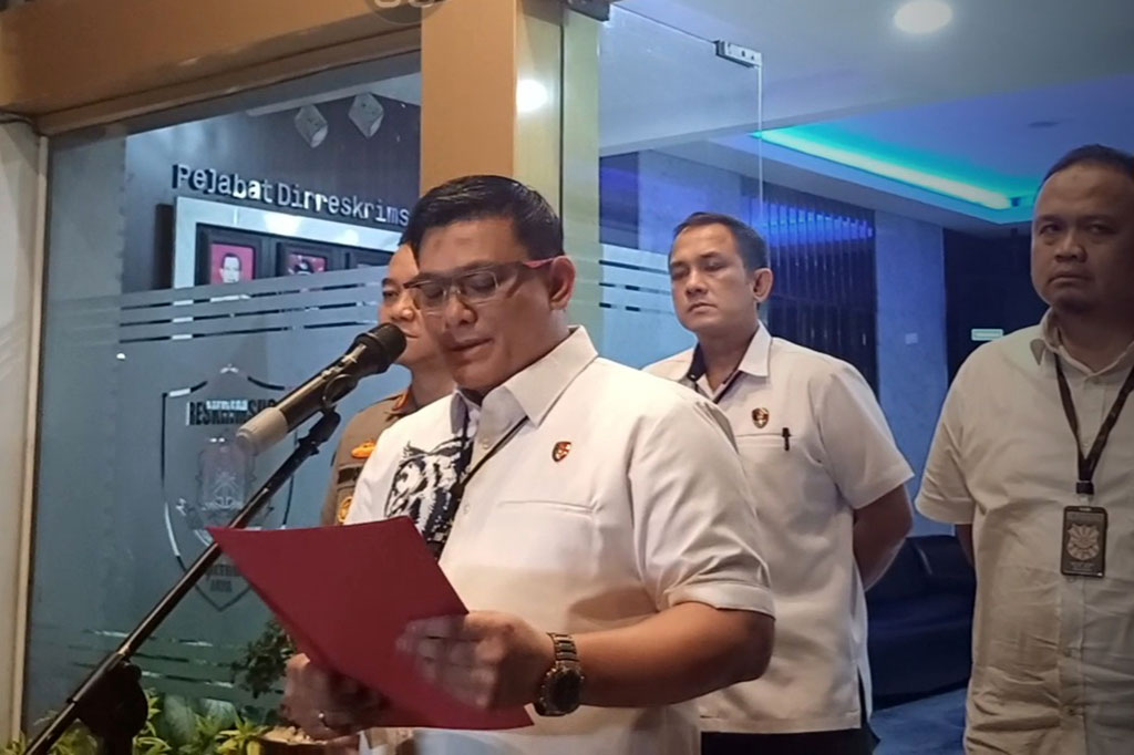 Polda Metro Jaya, Rabu, 22 November 2023 malam, menetapkan Firli Bahuri (FB) sebagai tersangka dalam kasus dugaan pemerasan oleh pimpinan KPK terhadap mantan Menteri Pertanian Syahrul Yasin Limpo. Dirreskrimsus Polda Metro Jaya Kombes Ade Safri Simanjuntak menyebutkan bahwa penetapan tersangka tersebut setelah dilakukannya gelar perkara.