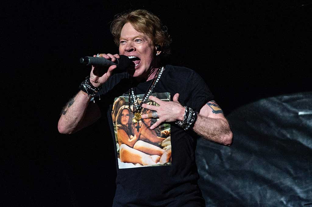 Pentolan Guns N' Roses Axl Rose dituduh melakukan pelecehan seksual terhadap seorang wanita pada tahun 1989. Hal ini menurut pengajuan pengadilan yang dilihat oleh AFP, Rabu, 22 November 2023.