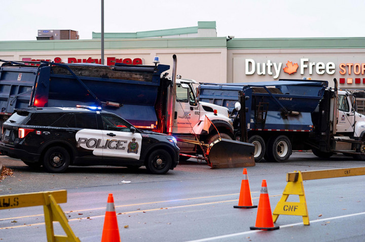 Kendaraan polisi memblokade perbatasan Jembatan Pelangi yang menyeberang ke AS di Air Terjun Niagara, Ontario, setelah sebuah mobil meledak di pos pemeriksaan AS-Kanada, Rabu, 22 November 2023.