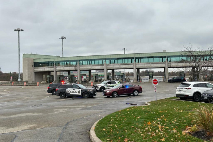 “Saat ini tidak ada bukti bahwa ini adalah aktivitas teroris,” kata Hochul dalam sebuah pengarahan. 