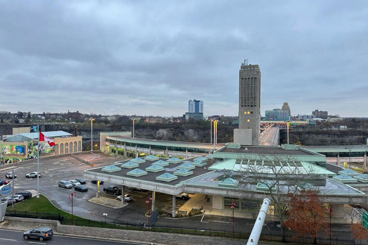 Ledakan terjadi di persimpangan utama Jembatan Pelangi dekat Air Terjun Niagara dan tidak ada sisa kendaraan yang menurut Hochul terbakar kecuali mesinnya.
