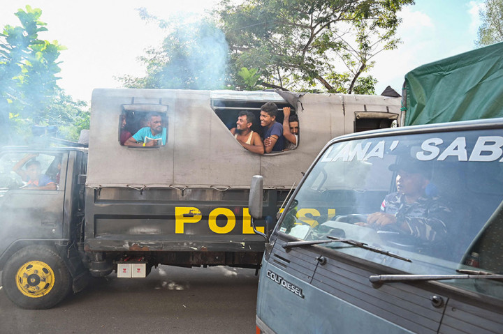 Pemindahan imigran Rohingya tersebut menggunakan satu unit mobil Satuan Polisi Pamong Praja dan Wilayatul Hisbah (Satpol PP dan WH) Kabupaten Aceh Timur. Pemindahan mendapat pengawalan ketat dari kepolisian.