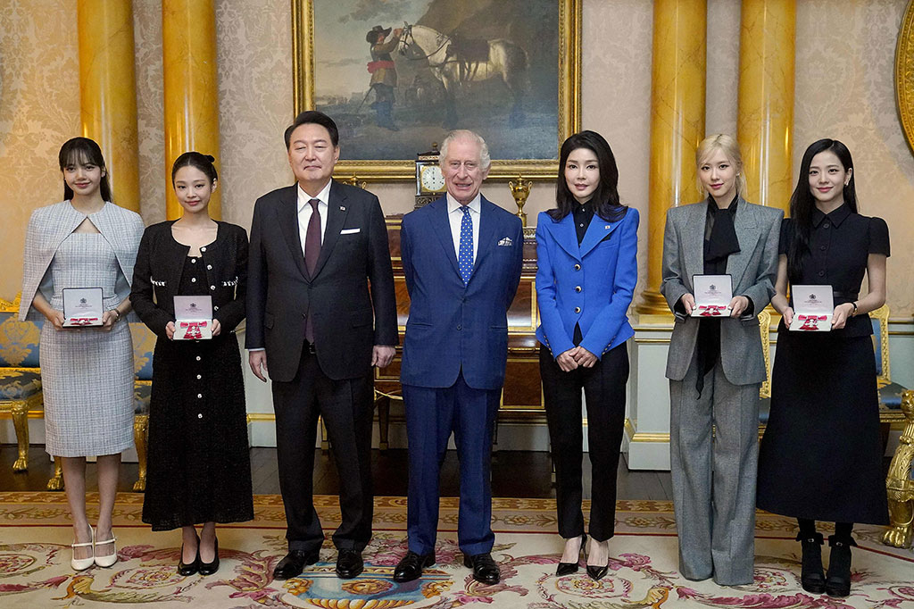 Presiden Korea Selatan Yoon Suk Yeol dan Ibu Negara Kim Keon Hee -- dalam kunjungan kenegaraan ke Inggris -- menyaksikan personel Blackpink, Roseanne Park (RosÃŠ), Jennie Kim, Jisoo Kim, dan Lalisa Manoban (Lisa) menerima penghargaan tersebut di Istana Buckingham.