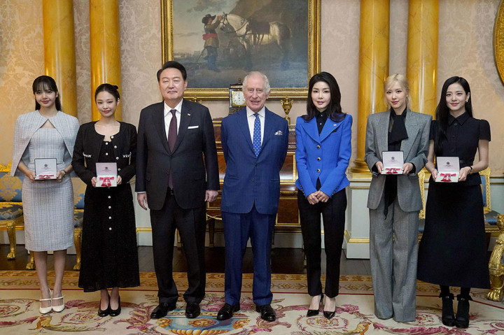 Presiden Korea Selatan Yoon Suk Yeol dan Ibu Negara Kim Keon Hee -- dalam kunjungan kenegaraan ke Inggris -- menyaksikan personel Blackpink, Roseanne Park (RosÃŠ), Jennie Kim, Jisoo Kim, dan Lalisa Manoban (Lisa) menerima penghargaan tersebut di Istana Buckingham.