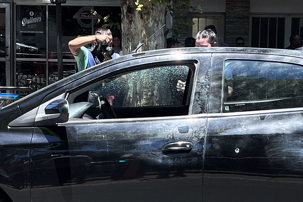 Petugas polisi memeriksa mobil tempat Agustina Scaglia, sepupu istri bintang sepak bola Lionel Messi Antonela Roccuzzo, sedang mengangkut uang dari supermarket keluarga sebelum diserang dan dirampok di Rosario, Santa Fe, Argentina, Rabu, 22 November 2023 waktu setempat. 