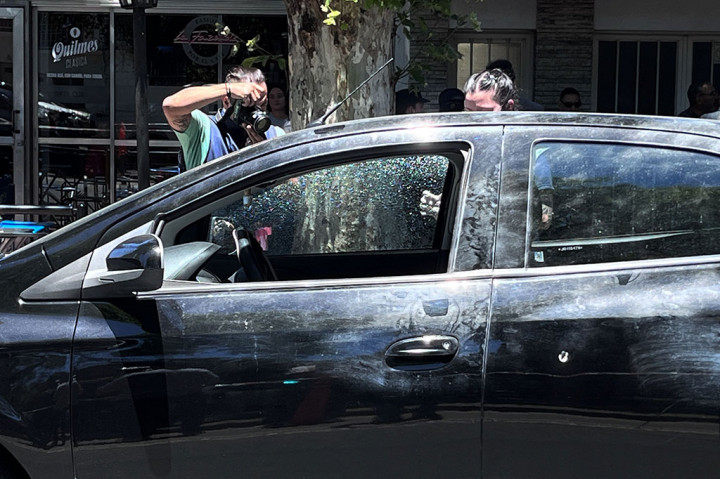 Petugas polisi memeriksa mobil tempat Agustina Scaglia, sepupu istri bintang sepak bola Lionel Messi Antonela Roccuzzo, sedang mengangkut uang dari supermarket keluarga sebelum diserang dan dirampok di Rosario, Santa Fe, Argentina, Rabu, 22 November 2023 waktu setempat. 