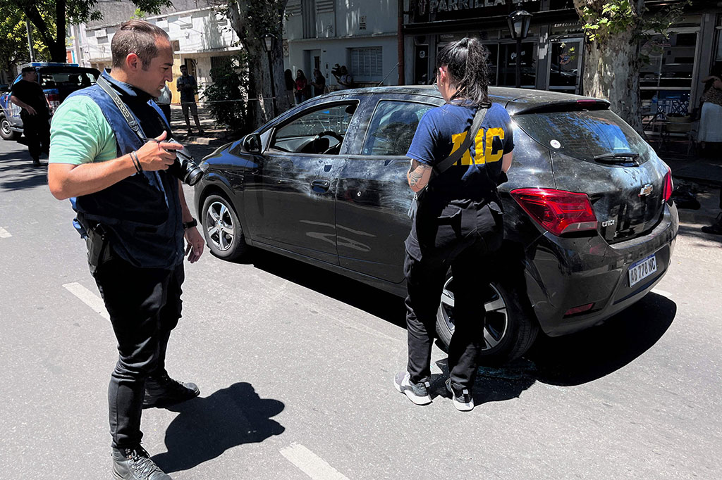 Para pelaku menembak kaca mobil dan menggondol uang sekitar USD22.300 milik supermarket keluarga Antonela Roccuzzo, istri bintang sepak bola Argentina Lionel Messi, di Kota Rosario, Argentina, 300 km utara Buenos Aires.