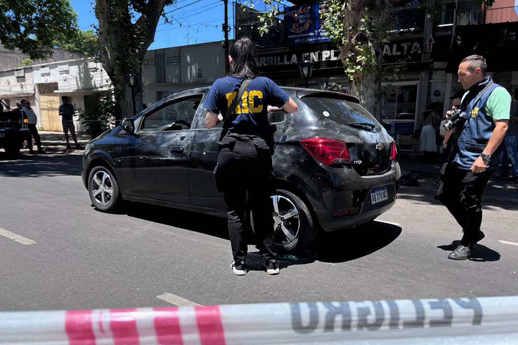 Menurut laporan, perampokan itu terjadi cepat dan kejam. Para penjahat keluar dari mobilnya dan memecahkan salah satu kaca kendaraan dan langsung menggondol kantong berisi uang tunai.