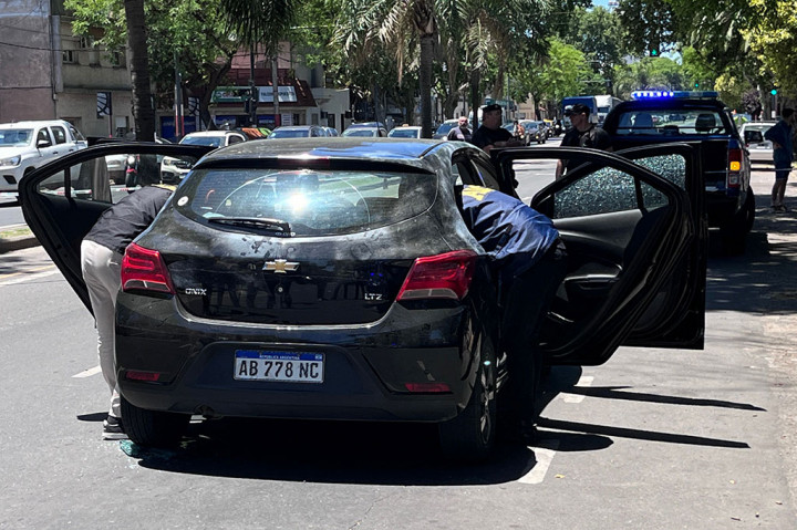 Sepupu Antonela Roccuzzo dan dua pegawai supermarketnya sedang bepergian dengan kendaraan tersebut sambil membawa dua kantong berisi uang tunai untuk disetorkan ke bank.