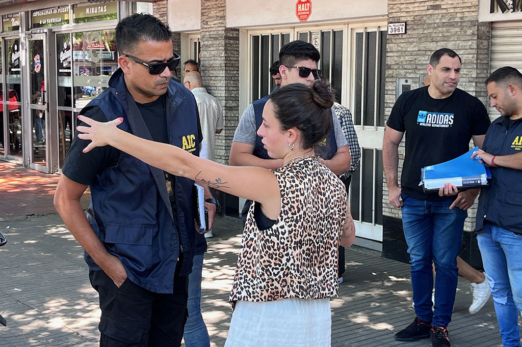 “Kami pergi dari supermarket ke bank untuk menyetor uang,” kata seorang rekannya kepada media. “Mereka memecahkan jendela kami dan mengambil tas kami. Pasti ada mobil, karena saya melihat mereka masuk ke dalam mobil. Saat semuanya dimulai, yang saya dengar hanyalah suara tembakan. Ketika kami keluar, kami melihat lubang peluru.