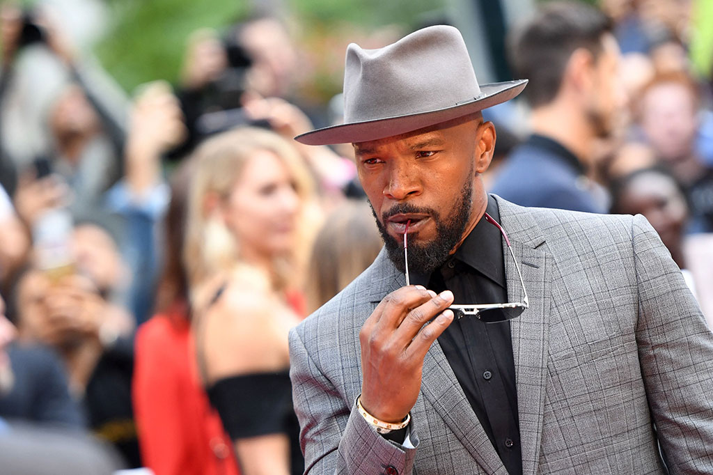 Dia juga menyerukan agar Foxx, yang bernama asli Eric Marlon Bishop, menghadapi persidangan juri yang dapat memberikan ganti rugi. Gugatan tersebut mengatakan penggugat akan secara permanen terkena dampak cedera dan tekanan emosional yang dialaminya akibat penyerangan seksual, pelecehan, penyerangan, dan penyerangan.