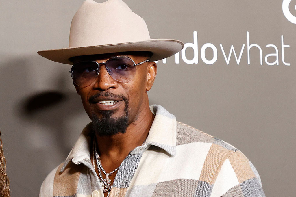 Sesampainya di sana, Foxx diduga terus meraba-raba penggugat hingga seorang temannya datang mencarinya.
