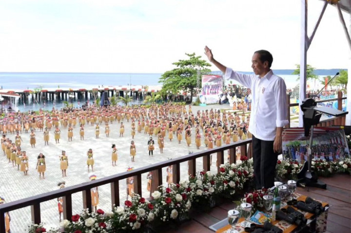 Presiden Joko Widodo menghadiri acara puncak Sail Teluk Cendrawasih (STC) Tahun 2023, di Biak Numfor, Provinsi Papua, Kamis, 23 November 2023.