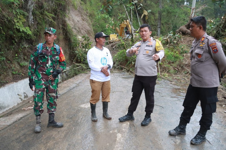 Namun, mobil Damkar Pekanbaru Simalungun yang diturunkan terpaksa harus menunggu kedatangan alat berat, karena upaya pembersihan material longsor dengan menyemprot air tidak efektif mengingat padatnya material yang menutup jalur.