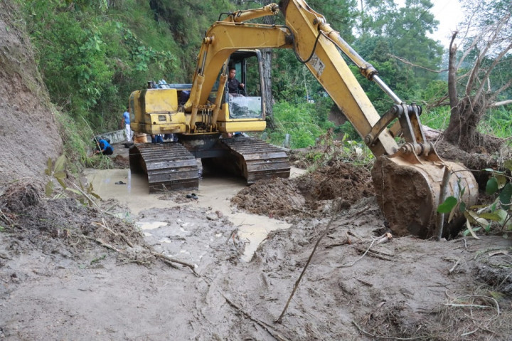 Sebanyak 30 personel dari Damkar dan BPBD Kabupaten Simalungun pun dikerahkan dalam upaya penanggulangan tersebut.