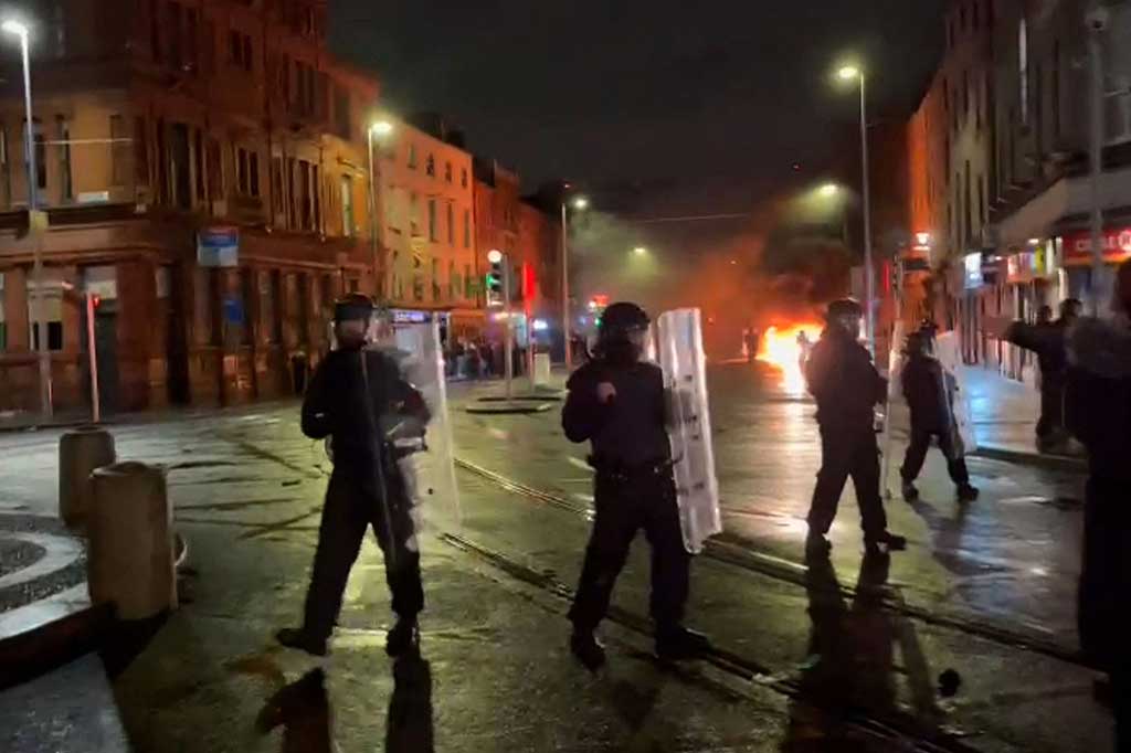 Para pengunjuk rasa, Kamis, 23 November 2023, terlibat bentrokan dengan polisi, membakar kendaraan, dan menjarah toko-toko di Dublin, Irlandia, setelah tiga anak kecil terluka dalam serangan pisau di luar sekolah.
