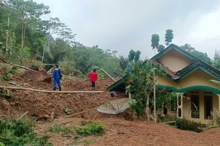 Camat Sodonghilir, Kabupaten Tasikmalaya, Uu Saeful Uyun mengatakan, hujan deras yang terjadi sejak beberapa hari menyebabkan tebing setinggi 70 meter longsor sehingga menimbun belasan rumah di bawahnya.