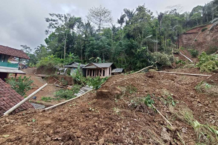 Longsor terjadi pada Rabu, 15 November 2023, mengakibatkan tiga rumah rusak berat, satu masjid dan 15 rumah lainnya terancam.