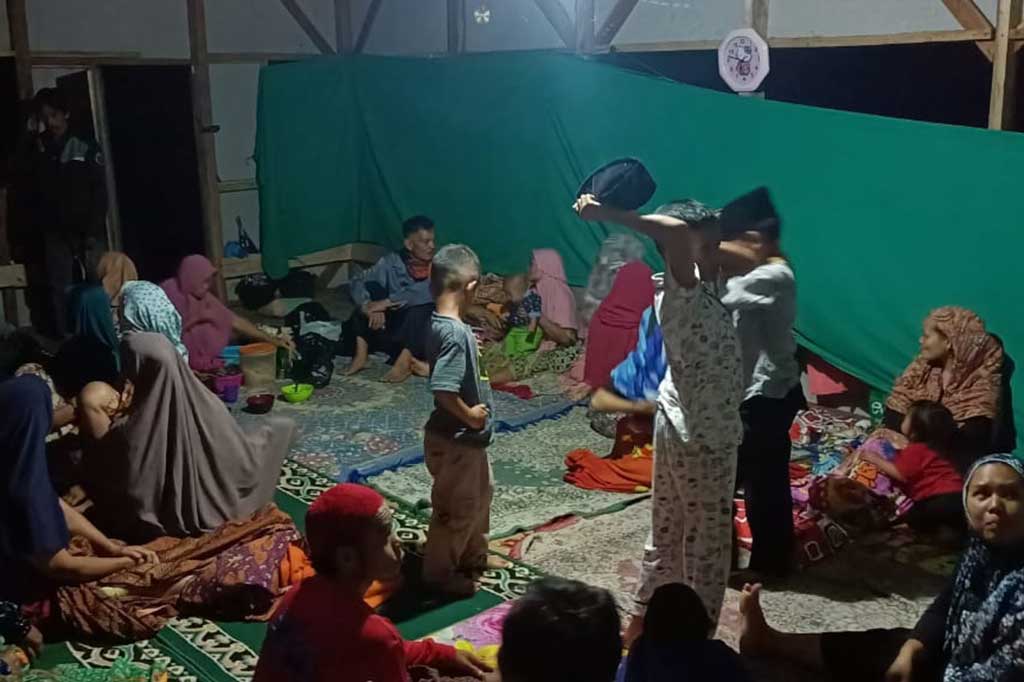 Pascahujan deras yang membawa material longsor di Desa Cukangjayaguna, Kecamatan Sodonghilir, Kabupaten Tasikmalaya, Jawa Barat menyebabkan 15 keluarga mengungsi di rumah saudaranya.