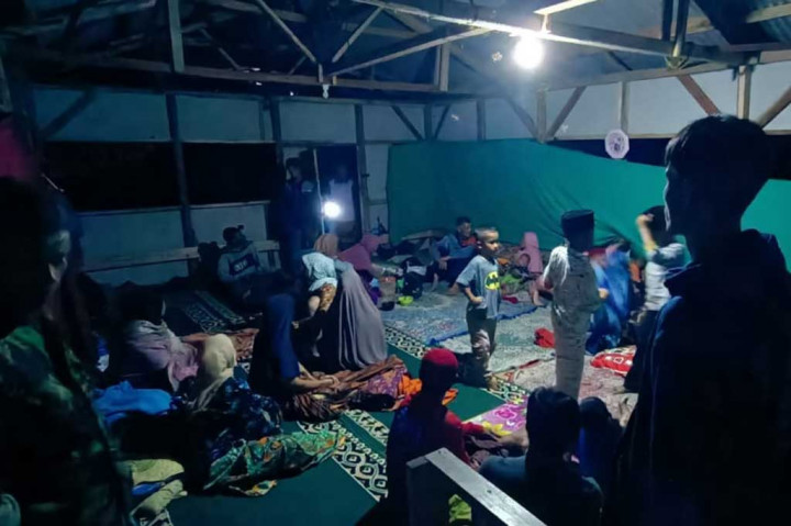 Beruntung, kejadian itu tidak menimbulkan korban jiwa, tapi 15 keluarga atau 54 jiwa masih mengungsi ke rumah saudara dan sebagian lagi di balai tempat pertemuan Desa Cukangjayaguna.