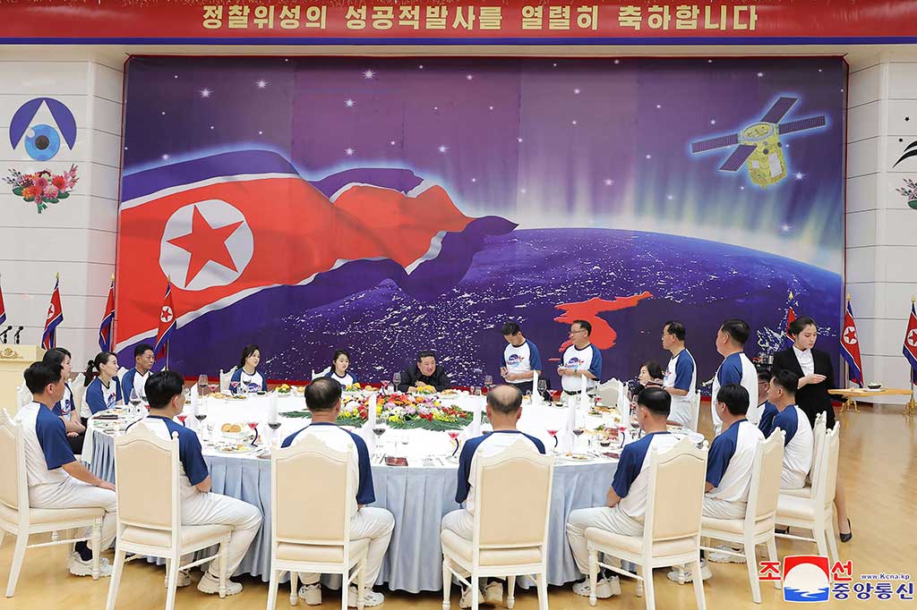 Pemimpin Korea Utara Kim Jong Un merayakan era baru kekuatan luar angkasa bersama para ilmuwan dan keluarganya, setelah negera tersebut berhasil menempatkan satelit mata-mata militer ke orbit.