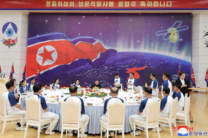 Pemimpin Korea Utara Kim Jong Un merayakan era baru kekuatan luar angkasa bersama para ilmuwan dan keluarganya, setelah negera tersebut berhasil menempatkan satelit mata-mata militer ke orbit.