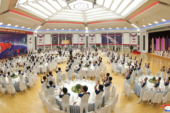 Media pemerintah merilis gambar Kim menikmati resepsi bersama para pekerja NATA, pejabat tinggi militer dan politik, serta putri dan istrinya, Ri Sol Ju. Anggota keluarga Kim dan peserta resepsi lainnya terlihat mengenakan kaus serasi bertuliskan 'NATA' dalam bahasa Inggris.