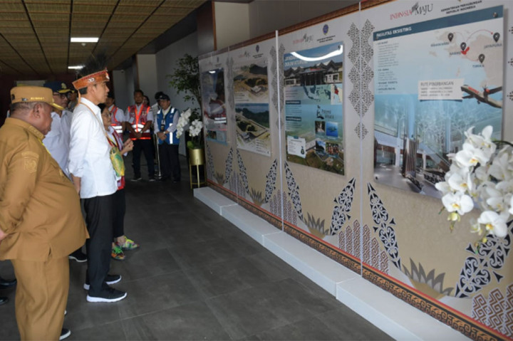 Sedangkan untuk Bandara Douw Aturure yang berlokasi di Kabupaten Nabire, Provinsi Papua Tengah, dapat menghubungkan Kabupaten Nabire dengan sejumlah wilayah hingga lintas provinsi seperti Kabupaten Manokwari di Provinsi Papua Barat dan Kota Jayapura di Provinsi Papua.