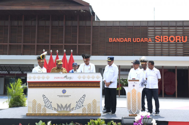 Jokowi menuturkan bahwa akses transportasi di wilayah Papua tidaklah mudah. Presiden menilai masih terdapat sejumlah wilayah yang sulit untuk dijangkau sehingga membutuhkan waktu tempuh yang lama dari satu daerah ke daerah lainnya.