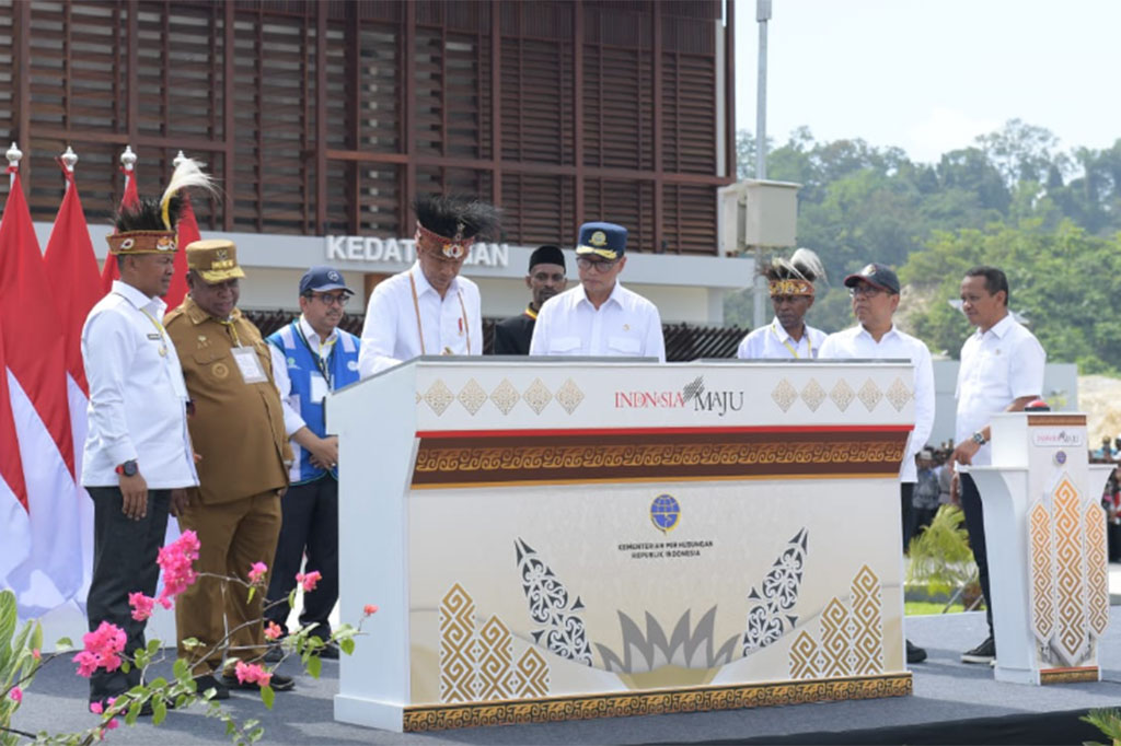 “Bandara Siboru dan Bandara Douw Aturure yang kita resmikan pada hari ini akan meningkatkan konektivitas di Papua, meningkatkan mobilitas orang, meningkatkan mobilitas barang, dan membuka banyak peluang untuk memicu tumbuhnya ekonomi-ekonomi baru, usaha-usaha baru,” sambung Presiden.