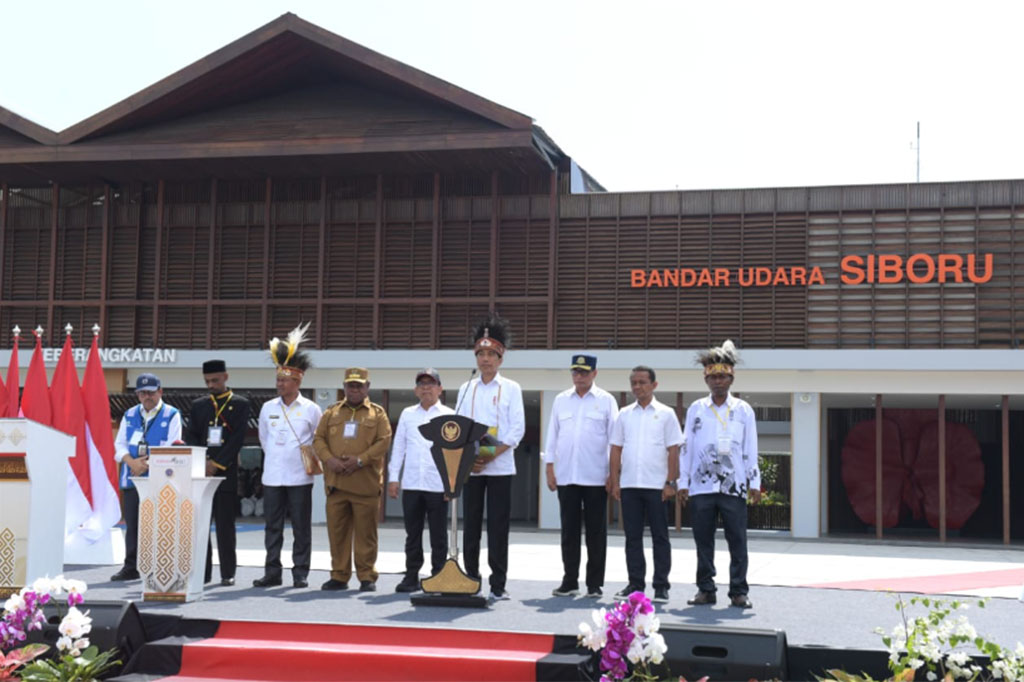 Presiden Joko Widodo menyampaikan bahwa wilayah Papua saat ini makin berkembang dengan pembangunan dan kegiatan perekonomian yang terus meningkat sehingga diperlukan fasilitas transportasi yang lebih baik. 