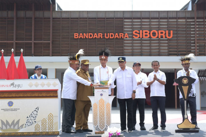 “Papua makin berkembang, pembangunan makin banyak, kegiatan ekonomi makin meningkat sehingga dibutuhkan fasilitas dan sarana transportasi yang lebih baik,” ucap Jokowi dalam sambutannya saat meresmikan Bandar Udara Siboru dan Bandar Udara Douw Aturure, pada Kamis, 23 November 2023 di Bandar Udara Siboru, Kabupaten Fakfak, Provinsi Papua Barat.